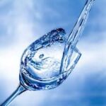 Boire de l'eau purifiée